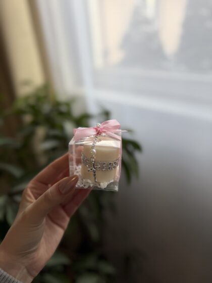 Świeca z różańcem różowa wstążka