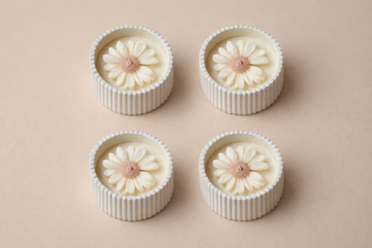 Świeca sojowa w ceramicznej miseczce – stokrotka