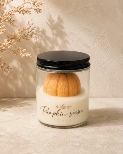 Świeca sojowa dyniowa Pumpkin Season 150 g z dekoracyjną dynią