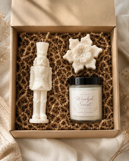 Świąteczny box prezentowy Alma Home ze świecą sojową Christmas Time, Dziadkiem do Orzechów i śnieżynką