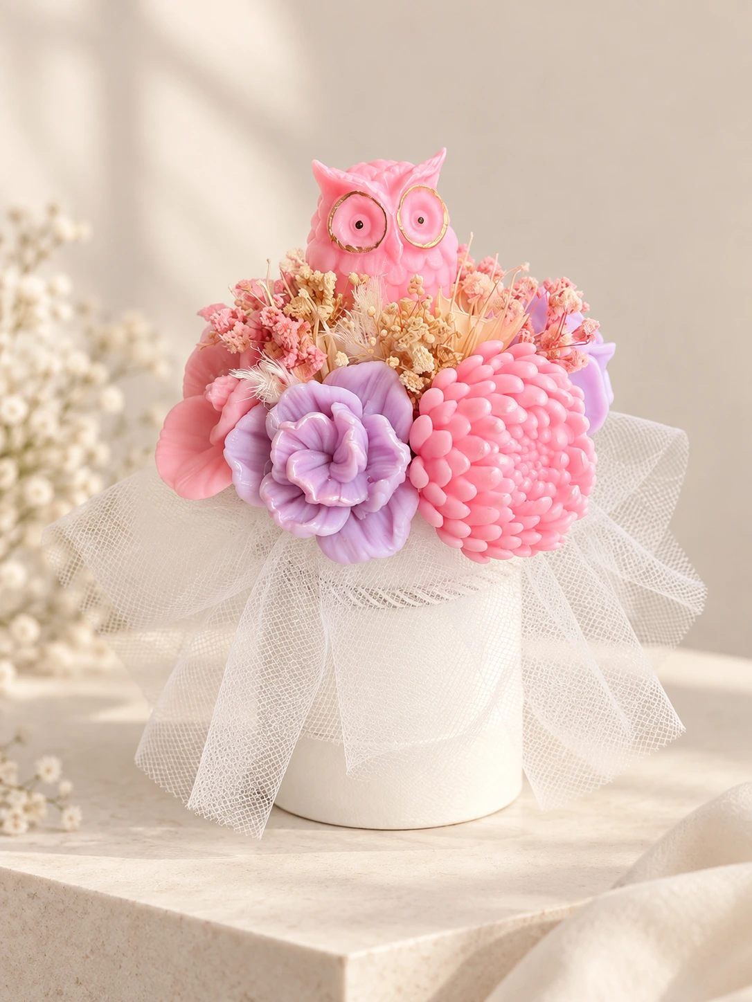 Flowerbox z różową sową i różowo-liliowymi kwiatami z wosku sojowego w białym pudełku