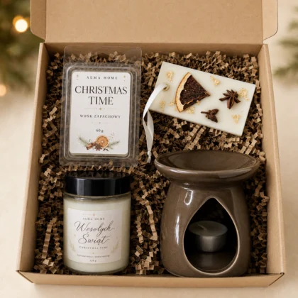 Świąteczny box prezentowy Christmas Time ze świecą sojową 120 g, kominkiem i woskiem Alma Home